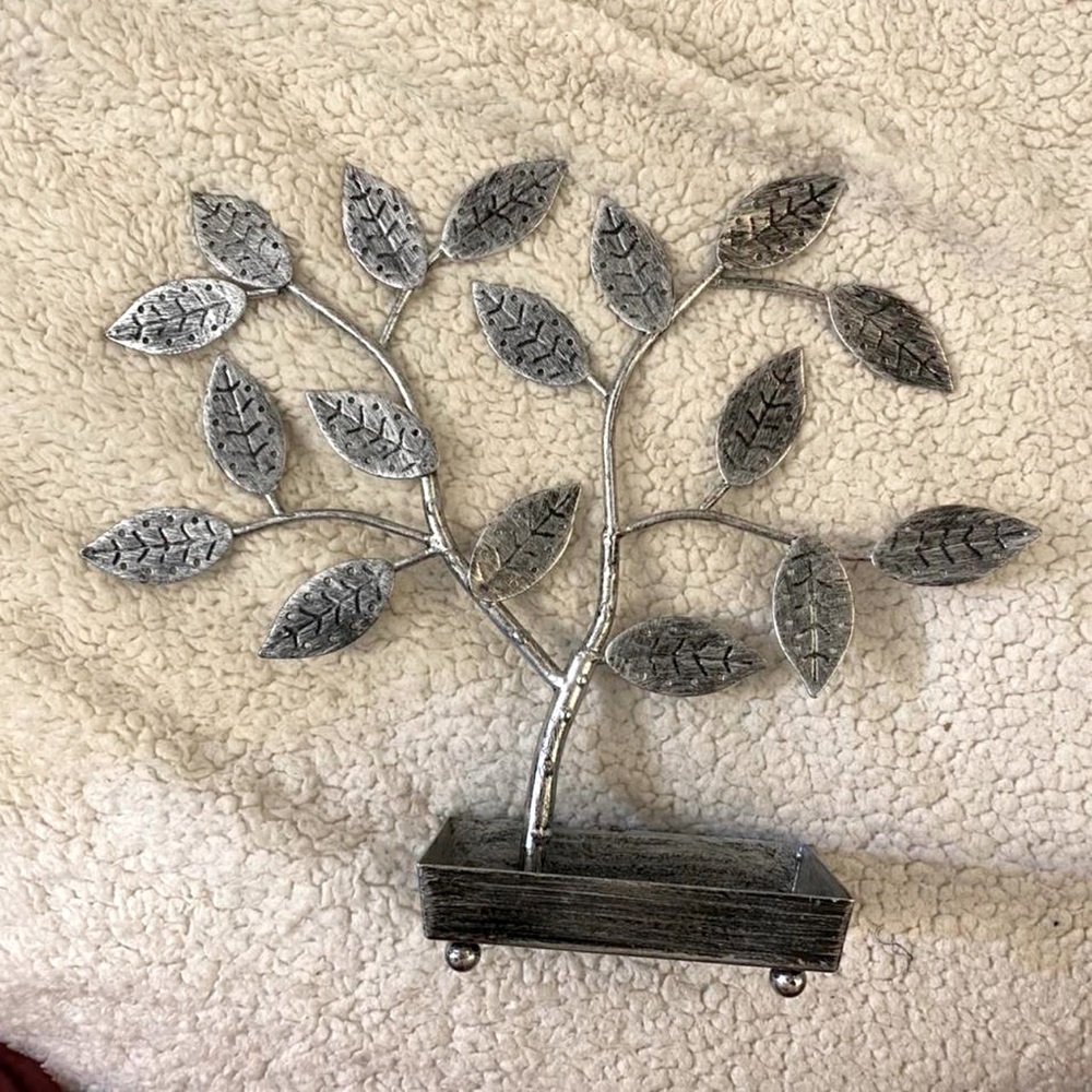 Tree ear ring stand